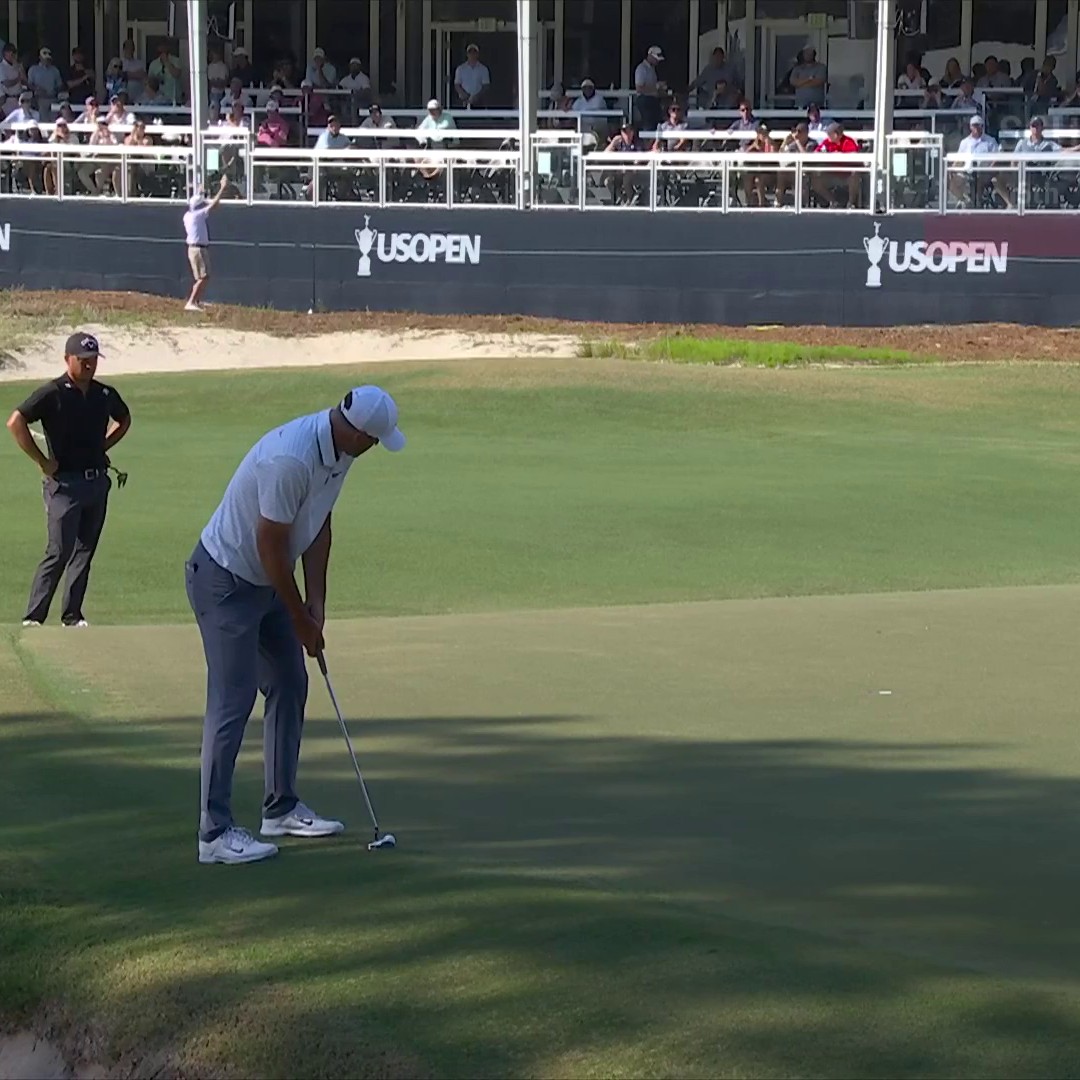 Scottie with the ALL TIME putter toss.