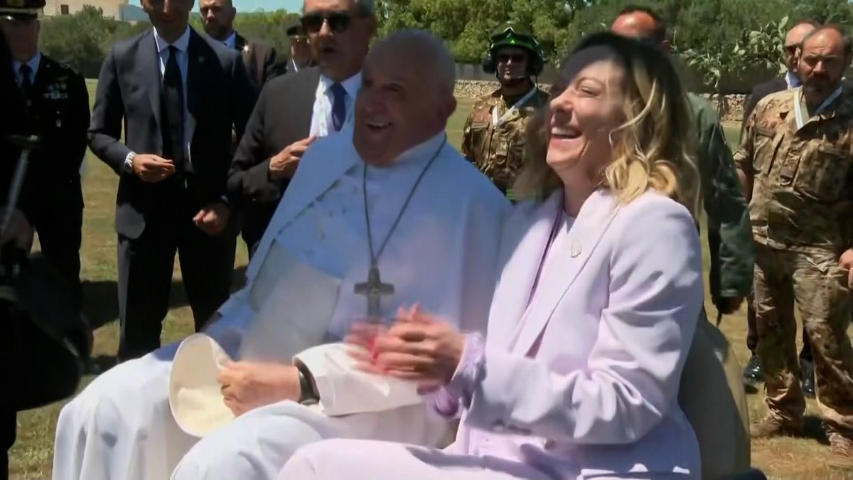Papa G7 ye böyle geldi. Meloni ev sahibesi … Karşıladı. Papa pek hareket edemiyor