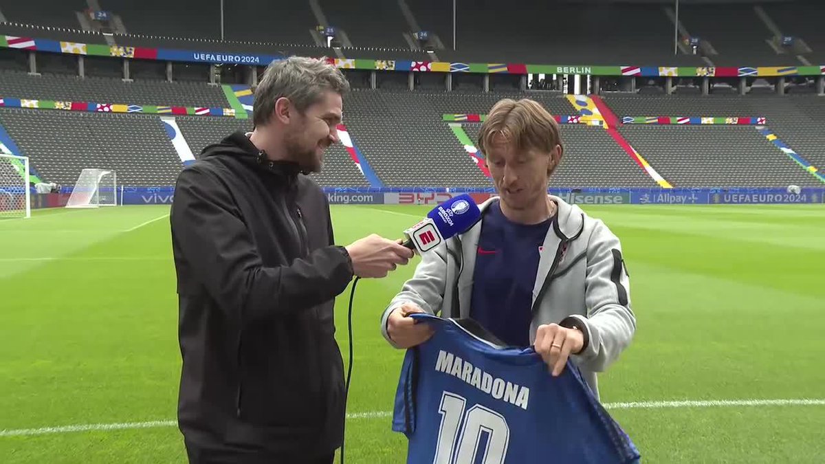 🥺 “Es una camiseta especial, Diego es EL MAS GRANDE”. 🇭🇷 La reacción de Luka Modrić luego de recibir la camiseta de Diego Armando Maradona.