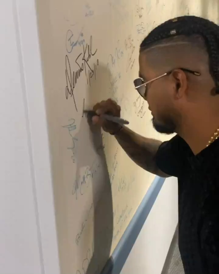 Luis Arraez leaving his mark at MLB Network 🗣️✍️ Luis Arraez | San Diego Padres