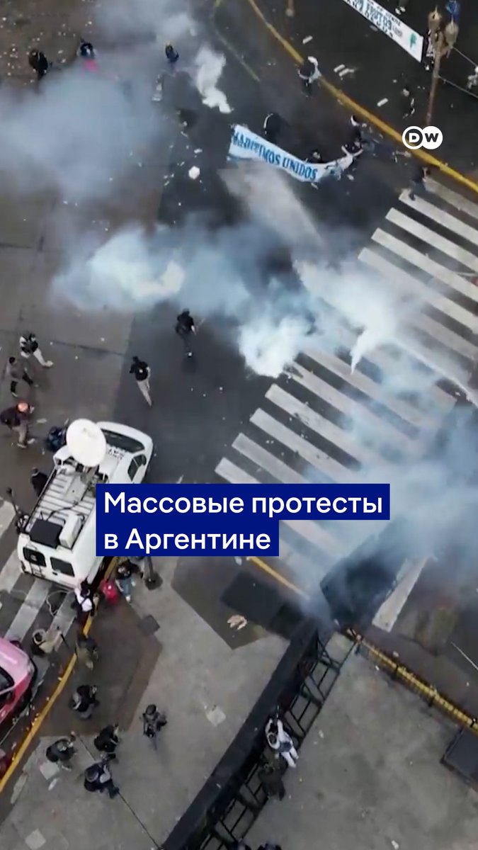 Массовые беспорядки в столице Аргентины - полиция жестоко разогнала протестующих против реформ президента Хавьера Милея
