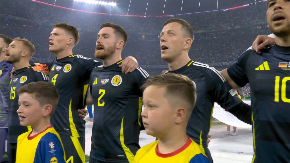 Incredible rendition of Flowers of Scotland, before the big game tonight. Even the mascots are belting it out, top class! 👏🏴󠁧󠁢󠁳󠁣󠁴󠁿