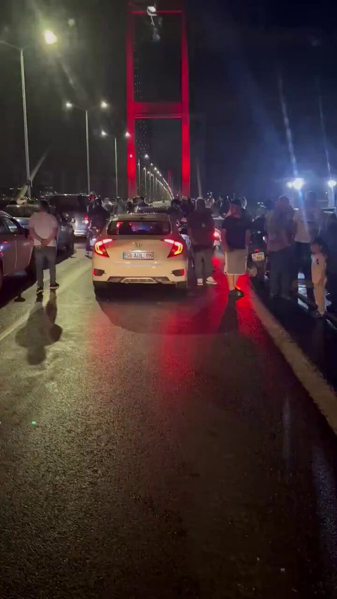 🔴#SONDAKİKA 15 Temmuz Şehitler Köprüsü çift yönlü olarak trafiğe kapatıldı.