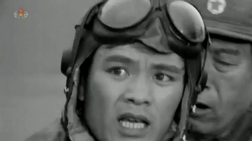 朝鮮映画「우리를 기다리지 말라」(我らを待つな)より、主人公の飛行士が「我らを待つな」というメモを残して単身で出撃し、米艦船に肉弾攻撃を仕掛けるシーン。