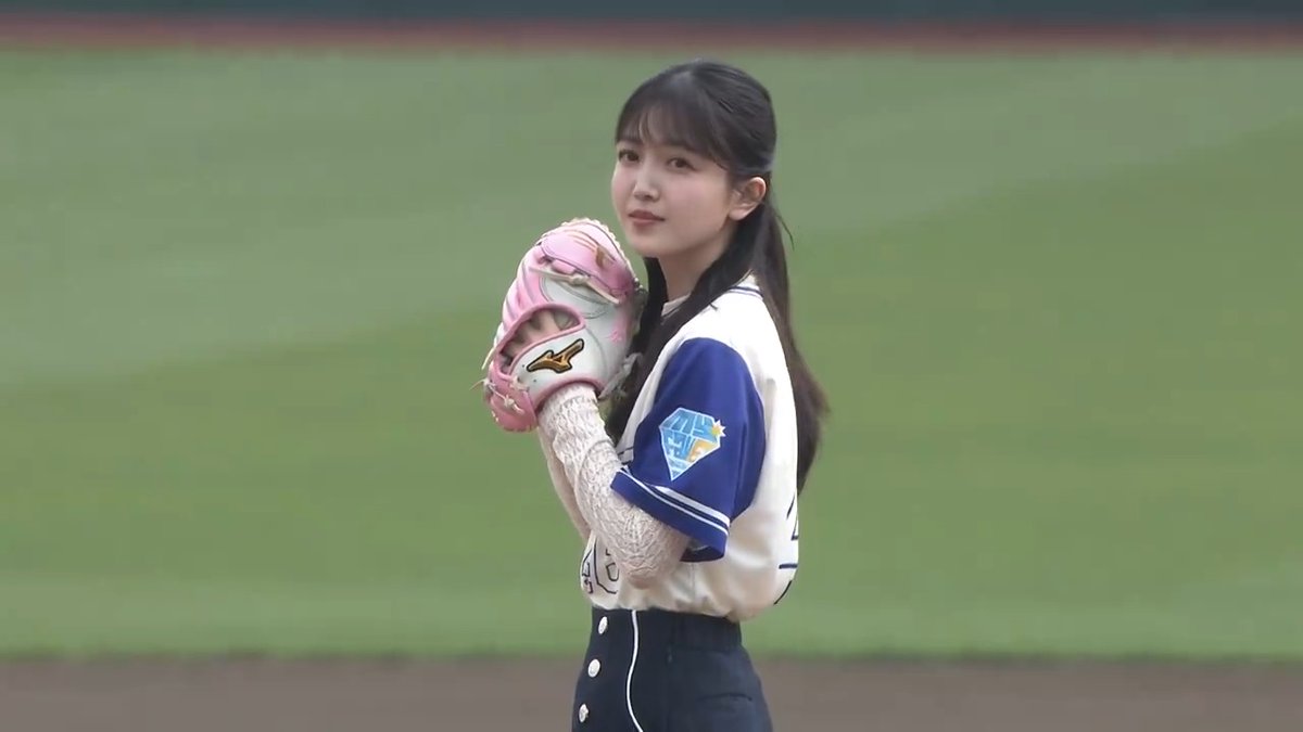 myfavE DAY Supported by 楽天カード💎 #久保史緒里 さんが始球式を務めました⚾️ 練習の成果が出たノーバウンド投球!! ナイスボールにスタンドからたくさんの拍手が送られました👏👏 #RakutenEagles #いただき！