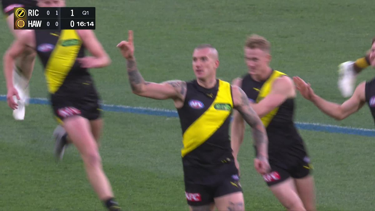 IT JUST HAD TO BE DUSTY! The Richmond FC 🐯 champion kicks off game 300 in style 🙌 #AFLTigersHawks