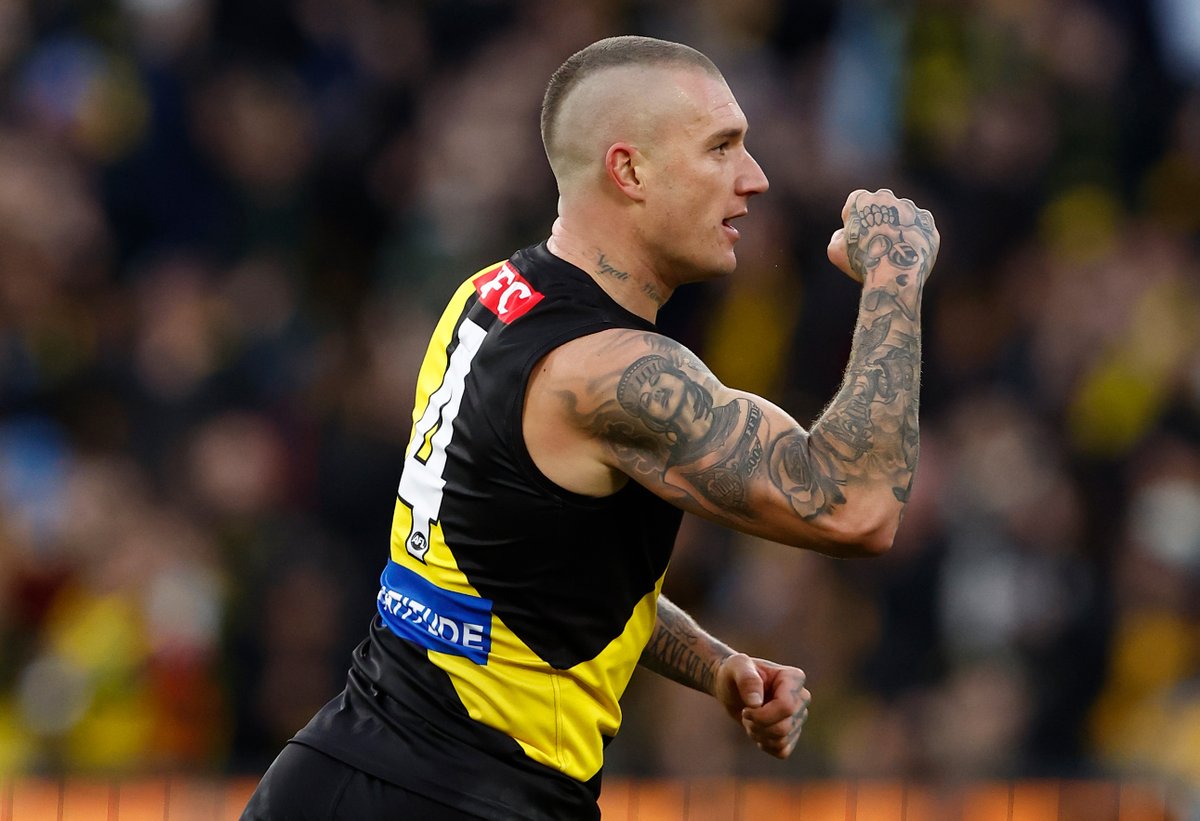 Our milestone man gets the Melbourne Cricket Ground rocking 🙌 #Dusty300 | #gotiges