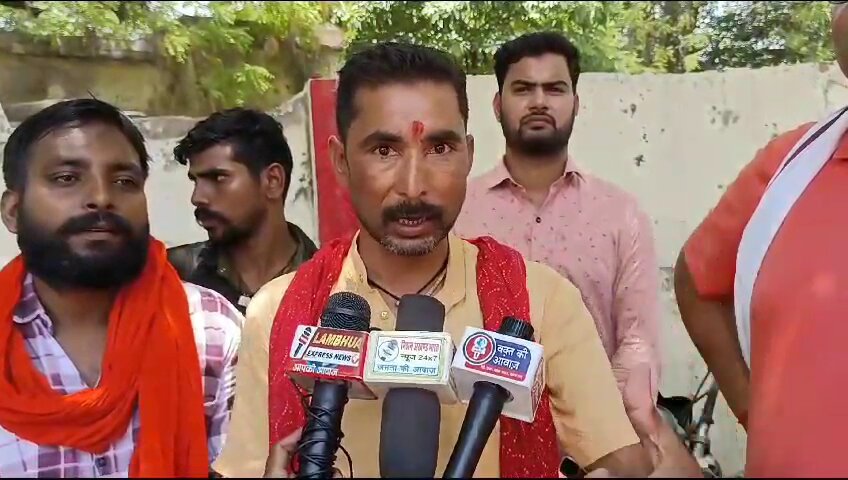 ये गुंडा जननेता अखिलेश जी को खुलेआम मारने की धमकी दे रहा है इस भिखमंगा ने करोड़ो लोगों के नायक अखिलेश जी को अपमानित करके समाजवादी कार्यकर्ताओं को गलत कदम उठाने के लिए मजबूर कर रहा है UP POLICE इस गुंडे को जेल में डालो