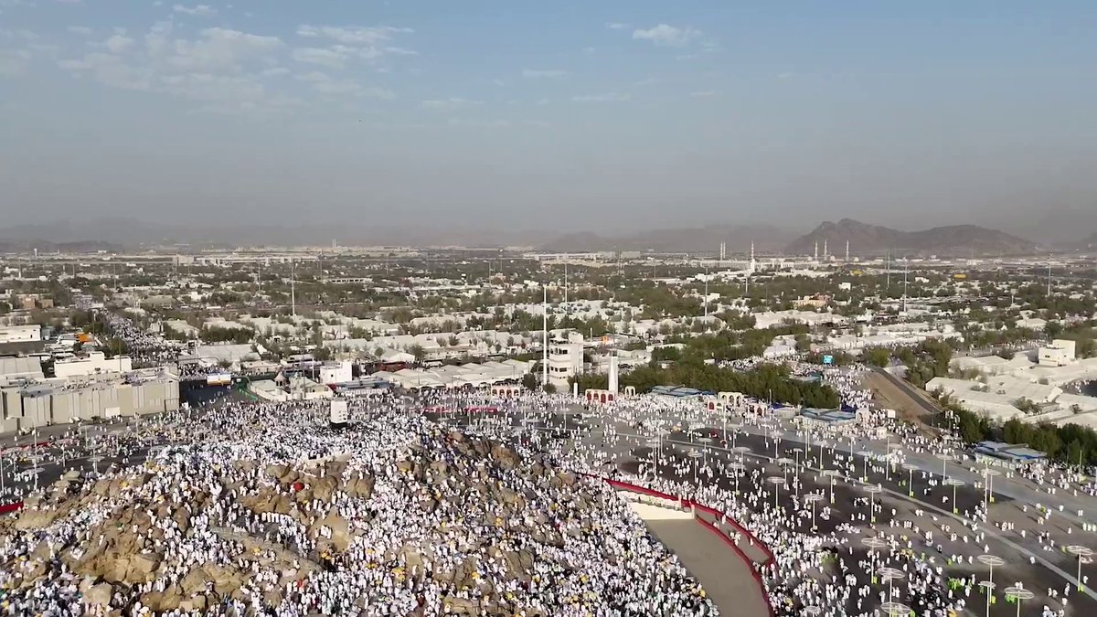 میدان عرفات ، جبل رحمت ، اللہ کی وحدانیت کی گونج اور امتِ محمدیہ ﷺ کا بے کنار سمندر بخدا یہ نظارہ بے مثال ہے #يوم_العرفة #حج_١٤٤٥هـ
