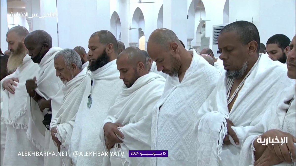 من مسجد نمرة في مشعر عرفات.. حجاج بيت الله الحرام يؤدون صلاتي الظهر والعصر جمعا وقصرا. #يسر_وطمأنينة