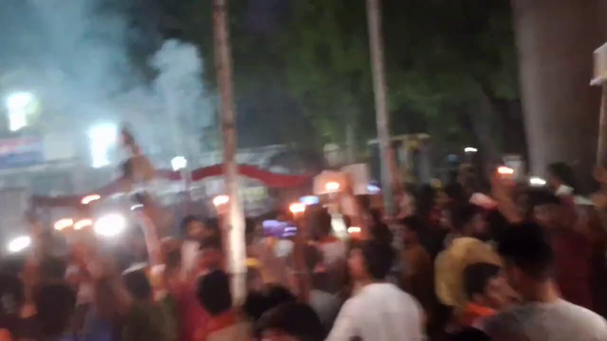 समाज की बेटी श्रेया को न्याय दिलाने हेतु भारी संख्या में क्षेत्रवासियों ने कैंडल मार्च निकाला, सरकार एवं पुलिस के खिलाफ लगाए नारे, लोकल थाने के बाहर भी शांतिपूर्ण ढंग से प्रदर्शन किया गया। #नवीनगर_श्रेया_हत्याकांड