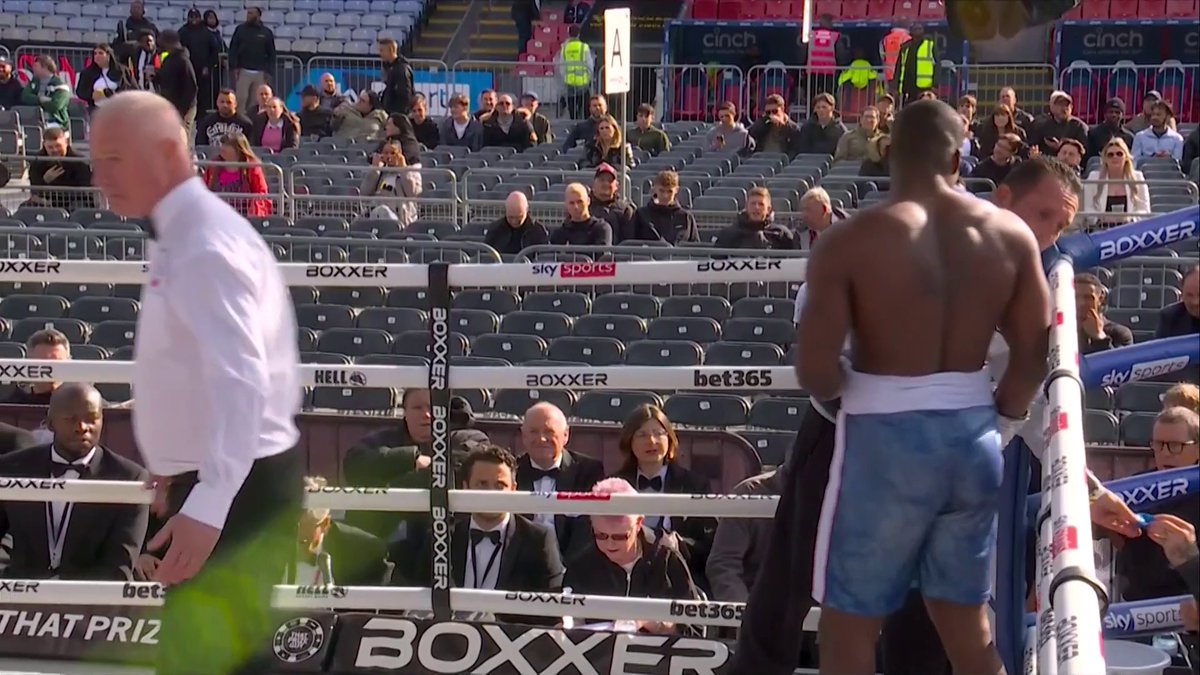 Bizarre ending! 😳 The referee has called off the fight after a BIG right hand from Deevorn Miller landed on Edwin Mosquera 👊 #BillamSmithRiakporhe