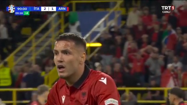 Rey Manaj, çok kritik anda kaçırdı.