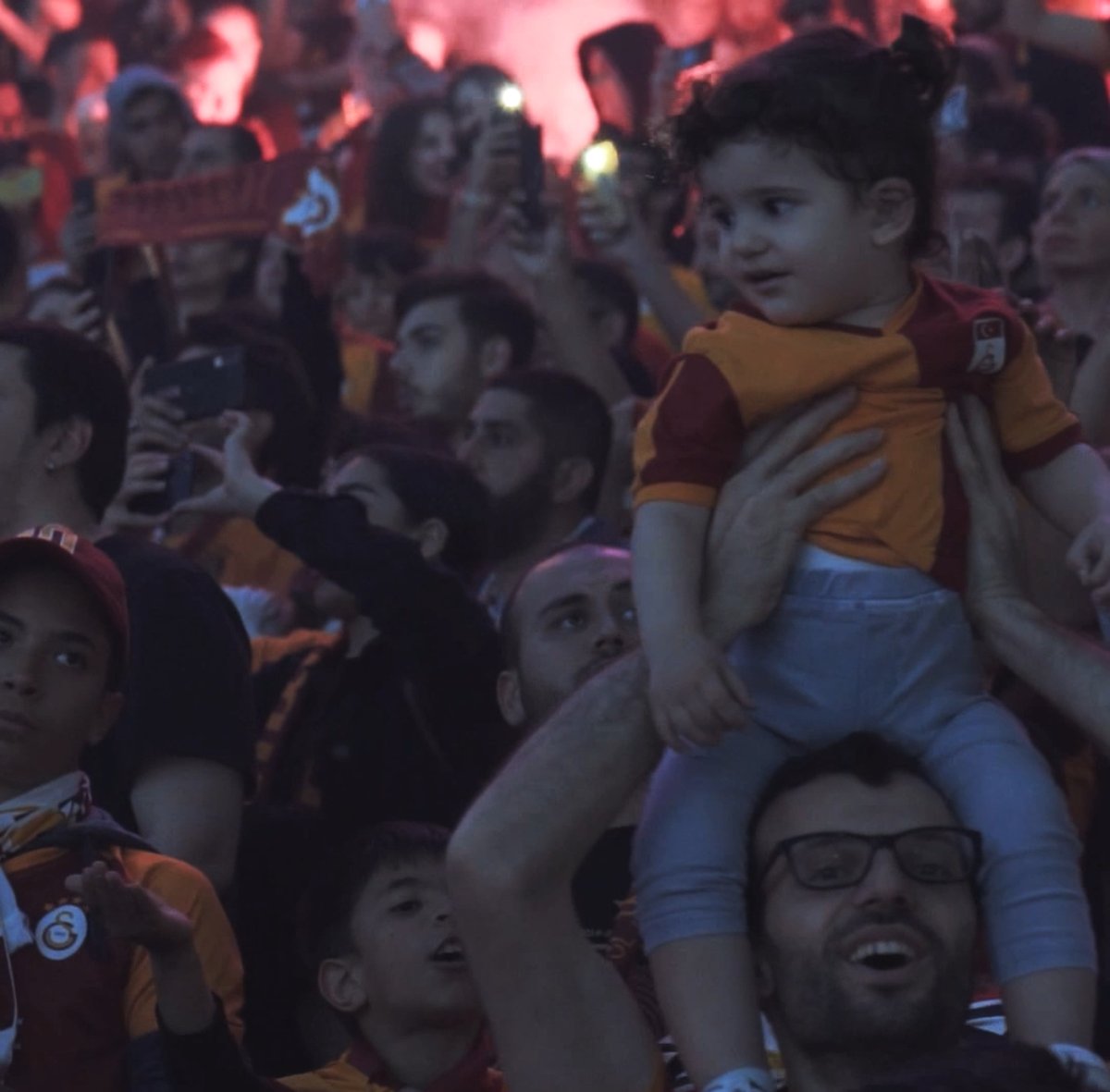 Babası yanında olan tüm evlatlar babalarıyla mutluluğu paylaşsın. Artık dünyada olmayan tüm babalar dileriz ki iyilikle anılsınlar. #BabalarGünü kutlu olsun.