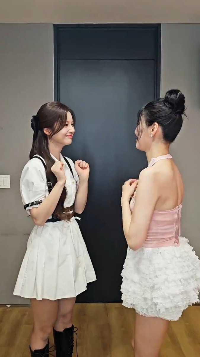 Sunmi doing Balloon in Love challenge with #SULLYOON