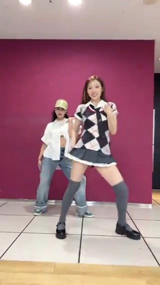 #ABCD with #JIHYO 🐰🦄 🦋 Listen [NA] 🦋 #TWICE #트와이스 #NAYEON #나연 #지효 #NA
