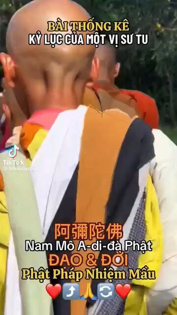 TẠI SAO KHÔNG ÍT TU SĨ CHÍNH THỐNG LẠI HOẢNG SỢ KHI NHÌN THẤY HÌNH ẢNH CỦA THẦY MINH TUỆ?1. Vì Thầy Minh Tuệ đã làm thay đổi cách nhìn một chiều đối với Phật giáo Việt Nam thời cận đại. Tại sao một chiều? Bởi không ít vị tu sĩ cho rằng tu sĩ: phải đầu tròn, áo vuông, phải được giáo hội công nhận... Mới được gọi là tu sĩ. Nhưng đằng sau những hình tướng này ra sao, ít người cho đó là quan trọng. 2. Hình ảnh đầu đội trời, chân đạp đất trên khắp mọi nẻo đường đã làm lung lay những bước chân quen bước lên xe máy, xe hơi, phi cơ sang trọng của nhiều vị tu sĩ.3. Hình ảnh ba Y phấn tảo được chắp, vá từ những mảnh vải lượm từ bãi rác, bãi tha ma, khiến cho những bộ hoàng y của nhiều tu sĩ bị lu mờ. 4. Hình ảnh chiếc "bình bát" được chế từ lõi nồi cơm điện vì sợ làm hoen ố hình ảnh bình bát của Phật - những bình bát mà rất nhiều tu sĩ dùng để nạp đầy những món đồ phi pháp. 5. Hình ảnh từng bước chân an lạc đi khắp mọi nẻo đường của tổ quốc, dưới trời mưa, giá lạnh hay nắng nóng 30-40 độ C chỉ để rèn luyện sức khỏe và học hỏi lối sống tàm quý, tri túc, biết đủ khiến cho vô số các tu sĩ quen hành cước trong các đạo tràng cao sang phải nhột nhạt. 6. Hình ảnh một ngày ăn một bữa trước ngọ, sau ngọ ai cho, ai tặng, ai cúng dường bất cứ thứ gì đều nhất quyết không nhận, cho dù một vật nhỏ đã khiến nhiều tu sĩ ngày ăn ba bữa, nhận đồ cúng dường phi thời, cảm thấy bị thương tổn vì quyền lợi đang bị thu nhỏ và đe dọa. 7. Hình ảnh ai cho tiền, nhét tiền, ép nhận tiền vào tay nhưng nhất quyết không nhận, vì nhận tiền là phạm giới, khiến cho không ít tu sĩ quen, thường nhận tiền, tìm mọi cách để nhận tiền của chúng sanh phải đổ mồ hôi hột. 8. Hình ảnh Thầy đắp y phấn tảo, an nhiên tự tại giữa bốn mùa nóng lạnh, kiết già qua đêm trong hang núi sâu, dưới rừng lá rậm, trong căn nhà hoang hay giữa bãi tha ma...khiến cho nhiều tu sĩ quen nằm giường cao, nệm đẹp, có máy điều hòa phải cảm thấy bất an.9. Hình ảnh Thầy nụ cười an lạc luôn nở trên môi, từ bi cầu nguyện an lạc cho những chúng sanh ngay cả khi bị chúng sanh chửi bới, đánh đập, xua đuổi... Khiến không ít tu sĩ đã quen cảnh được chúng sanh khúm núm, xu nịnh, cung phụng... cảm thấy nhức nhối. 10. Hình ảnh Thầy xưng con với tất cả chúng sanh - tự tại, vô ngại, vô ngã khiến không ít tu sĩ quen núp trong ảo tướng giả tạm đứng ngồi không yên.11. Hình ảnh luôn phủ nhận mình là tu sĩ - vì không muốn làm mất đi hay làm ảnh hưởng tới hình ảnh tôn nghiêm, cao quý của bổn Sư, bổn tự nơi mình xuất gia, mà chỉ khiêm hạ nhận mình là một công dân Việt Nam đang học thực hành theo hạnh nguyện của Phật khiến không ít tu sĩ và các cư sĩ cuồng tín tức tối. 12. Hình ảnh lấy pháp, lấy giới của đức Bổn Sư Thích Ca Mâu Ni Phật làm Thầy, trang nghiêm trong từng bước chân, khiêm cung, lễ kính trước hết thảy chúng sanh khiến cho nhiều tu sĩ, cư sĩ lơ mơ về pháp, sao nhãng, khinh khi giới luật của Phật phải tức tối, hoảng sợ. 13. Hình ảnh luôn lấy Giới - Định - Huệ làm Thầy, làm nền tảng tu học, làm hành trang khuyến tấn hành giả, tùy duyên hóa độ chúng sanh khiến cho nhiều tu sĩ, cư sĩ quen tu giới định huệ trên sa lon, phòng lạnh đứng ngồi không yên, ăn ngủ không ngon, không yên giấc. Sự xuất hiện hiện của Thầy Minh Tuệ trước và trong khoảng thời gian Phật Thích Ca thị hiện đản sanh đang làm sống lại hình ảnh của chư cổ Phật, của Bổn Sư Thích Ca Mâu Ni Phật, nhắc nhở, khuyến tấn chúng sanh đi theo con đường Bát Chánh Đạo để cùng nhau hướng về bến bờ giải thoát. Mọi hành vi, phương tiện nói xấu, dèm pha, chửi bới, nhục mạ,hại Thầy Minh Tuệ càng chứng tỏ một điều đạo từ bi trí tuệ của Phật đang không ngừng tỏa sáng trên đất Việt.