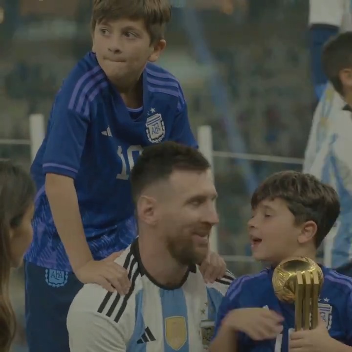 El beso y el “te quiero” de Mateo a Lionel, post final del mundo. 🥺 Feliz Día del Padre.