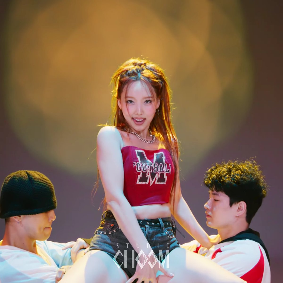 NAYEON DOING THIS MOVE 😵💫😵💫