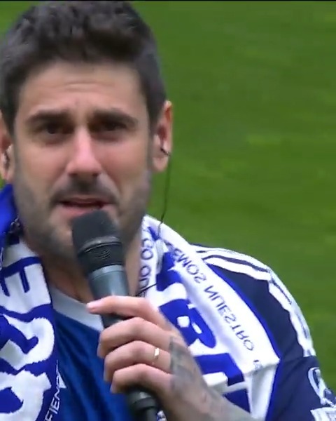 💙🎤 ¡Melendi Oficial 𝗛𝗔 𝗣𝗨𝗘𝗦𝗧𝗢 𝗘𝗡 𝗣𝗜𝗘 al Carlos Tartiere antes del #RealOviedoEspanyol! #LALIGAHYPERMOTION