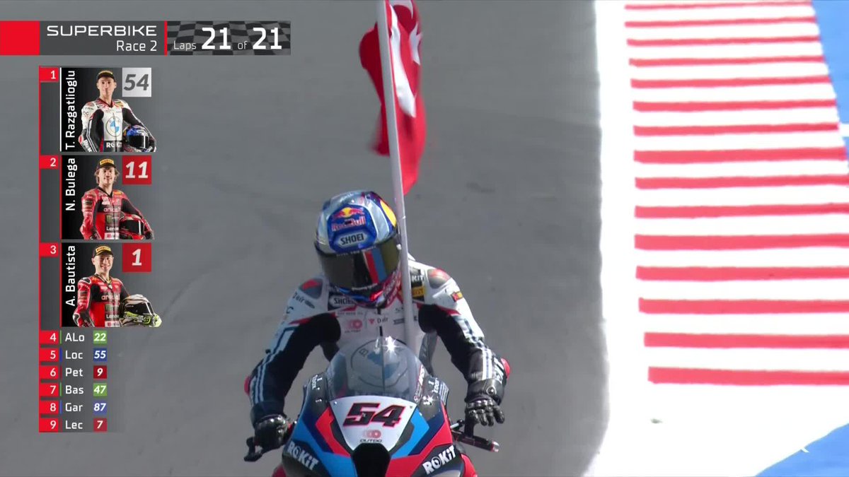 Toprak Razgatlıoğlu, Misano'da 3'te 3 yaptı. Zaferini Türk bayrağı ile kutladı.