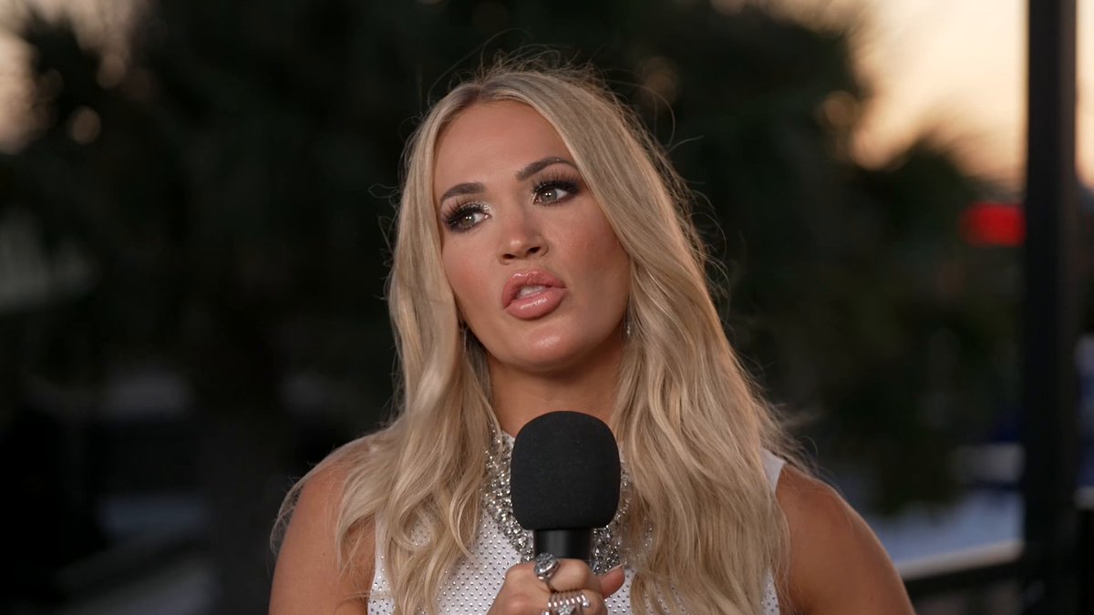 Hot moms unite! And let’s be honest, it doesn’t get hotter than Carrie Underwood! The superstar and supermom takes girls night out to the next level! Take a look: