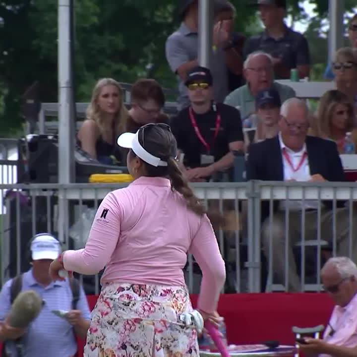 Clutch ending 🙌 Lilia Vu knocks in birdie on the 18th to snag a share of the lead at -16