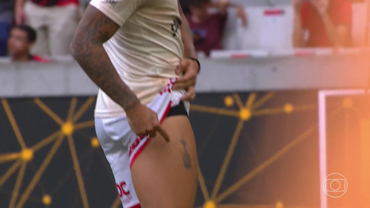 Gabigol e torcida do Athletico, um caso de "amor". Desde antes de a bola rolar houve trocas de gentilezas. No fim, Athletico 1 x 1 Flamengo, e o gol de Gabi foi anulado por impedimento.