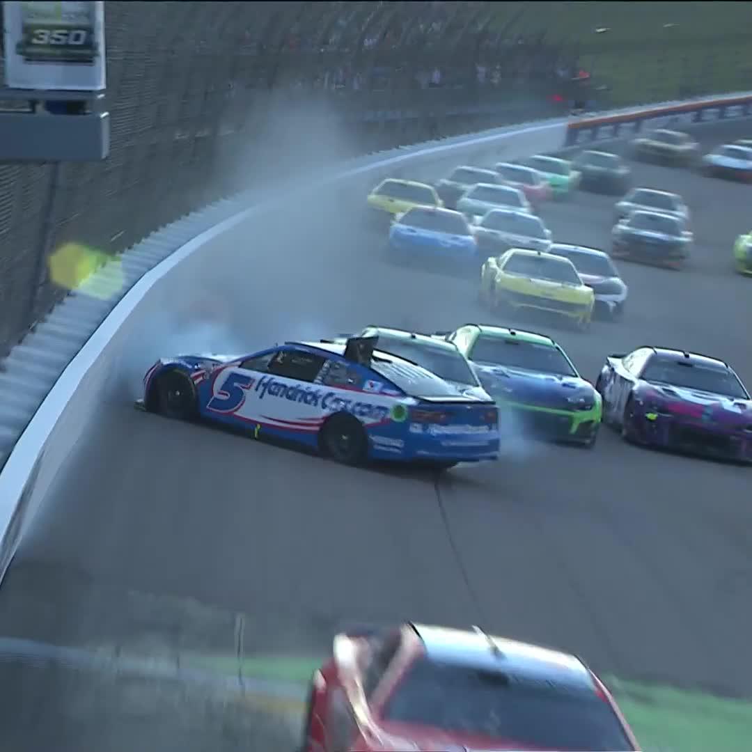 Contact at the front of the field, and Kyle Larson is collected!