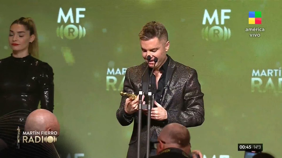 📻⭐ MARTÍN FIERRO DE RADIO DE ORO FM Santiago del Moro se llevó el gran premio de la noche de la radio. #MFRadio #MartinFierroDeRadio2024 #AméricaTv