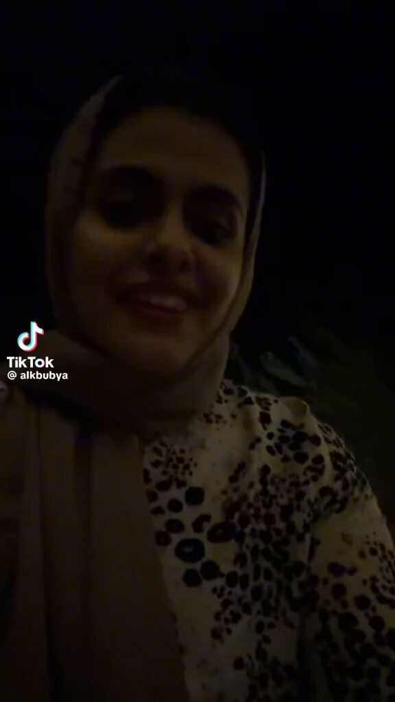 معقوله هذي قصيمية ؟ اللي بيجي يناقشني بهفه كف بيدي المحناه اكسر سنونه التركيب والأصليه …. الكلام قصيمي خالص .. انزين لحظه بتعدل واتكلم … الحين يا لقصيمين دهر وانتم ناشبين بحلوقنا اذا طلعنا سوق وعليه بنأخذ غرض وحنا مستترين يدوب نرفع شوي بنشوف اللي نأخذه ؟ ياويلك من ربك ستدخلين النار …! يامعود عين طرف عين بنأخذ غرض بس .. والحين بناتكم مصاليع ومفاريع وحنا علينا حجابنا ونقابنا وسترنا ..! وين الدين والتكفير ؟؟؟؟ اركب الطيارة رايحه الكويت من مطار بريدة علي نقابي وعباية مسكره يركبون اويلاووووو معاي مفاريع ليش الدين مؤقت وينتهي صلاحيته والا شلون ؟ والا بمخباتكم…