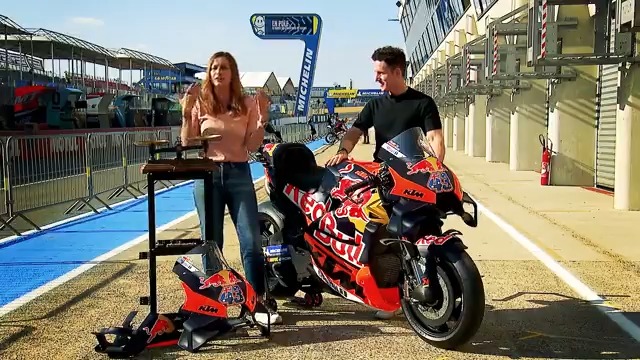¿Quién dice que no tenemos #MotoGP en DAZN estas semanas? 😏 Pol Espargaró nos trae una de sus masterclass junto a Izaskun Ruiz: este miércoles nos explican un elemento clave de las motos, la aerodinámica 🙌 ¡No te lo pierdas! 🔗