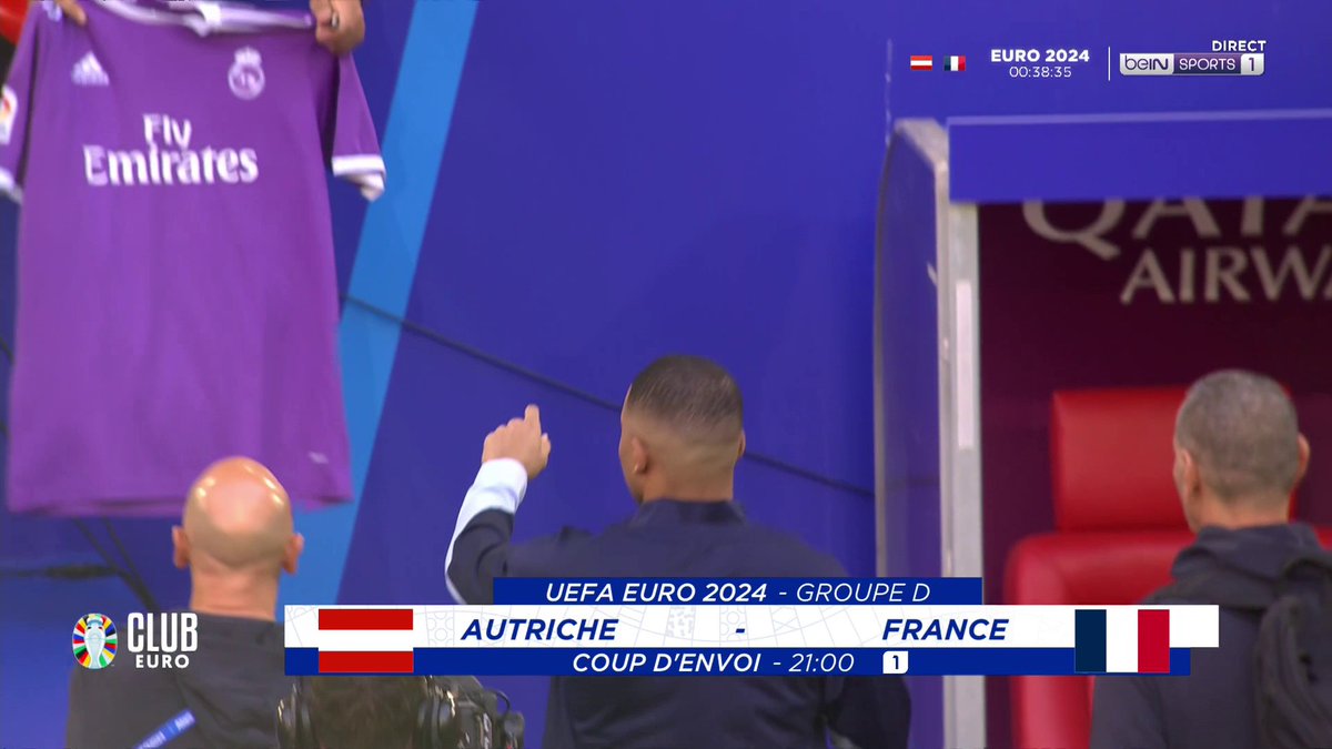 Kylian Mbappé a signé un maillot du Real Madrid durant l’échauffement ce soir. 🇫🇷✍️👀