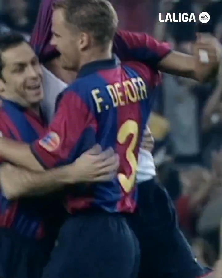 Hace exactamente 23 años, Rivaldo 🇧🇷 firmaba un hattrick de ensueño para Barcelona: ✅De tiro libre ✅Desde afuera del área ✅De CHILENA Recontra crack y catedrático del lujo y la eficacia.