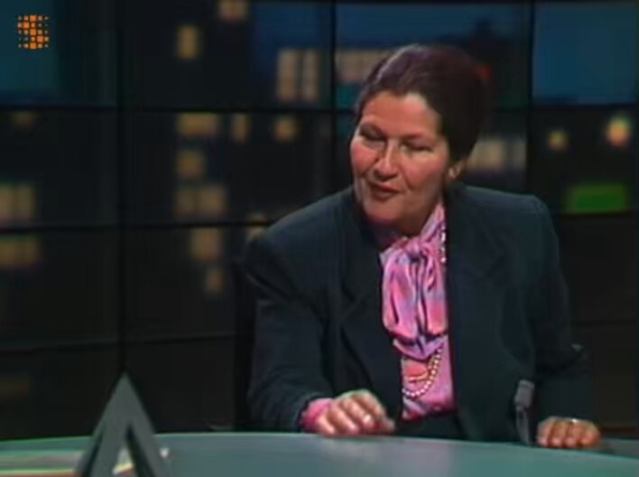 - On ne peut pas imaginer qu’il y ait, à travers l’audiovisuel, quelques personnalités qui aient une puissance économique, une puissance culturelle et politique. Simone Veil semble avoir déjà bien anticipé en 1989 le problème de la puissance de l’empire médiatique de Bolloré.