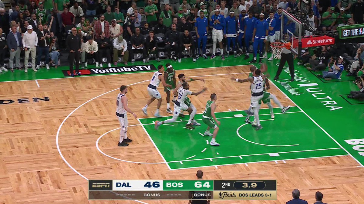 "HE'S DONE IT AGAIN!" 🗣️ PAYTON PRITCHARD TO BEAT THE HALFTIME BUZZER 🚨