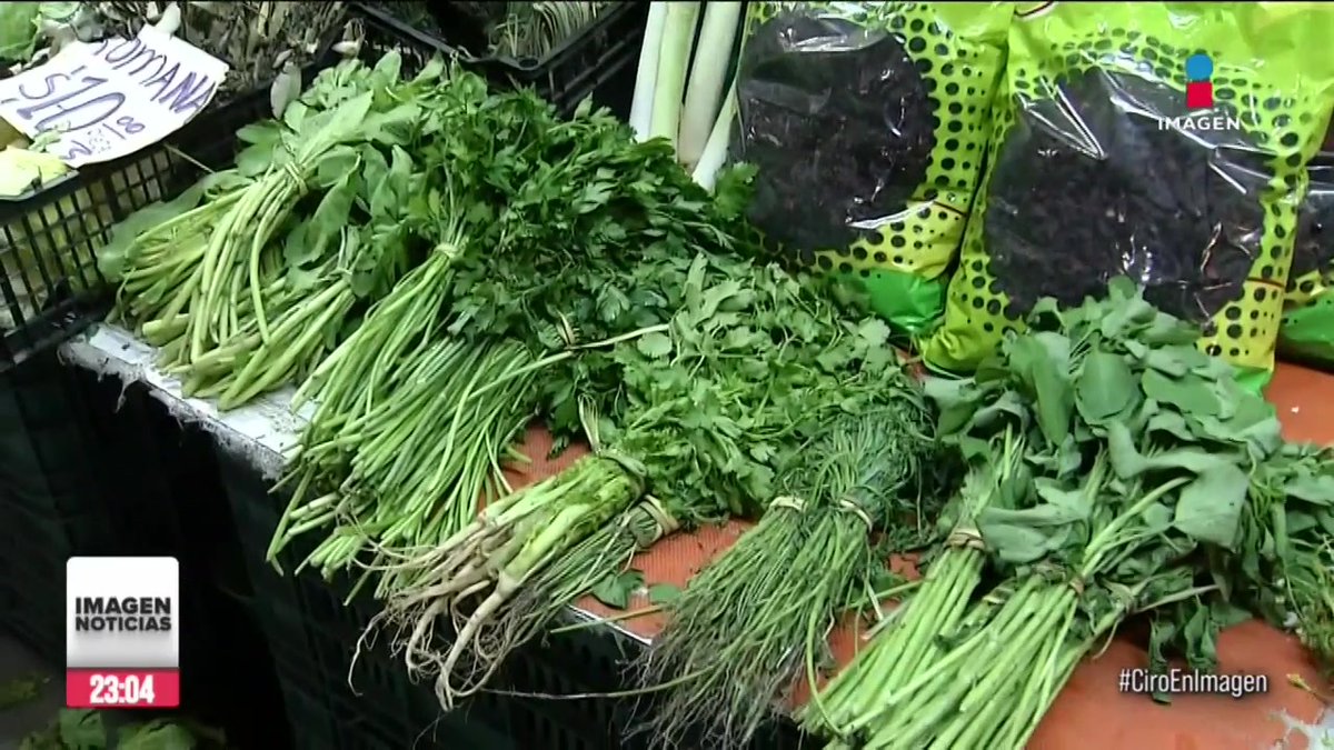 El precio del #cilantro se ha disparado hasta 700 pesos el manojo en mercados de la #CDMX y en la Central de Abasto en #Iztapalapa. Locatarios aseguran que se debe a las fuertes granizadas y heladas en #Puebla, donde la mayoría del producto viene de ahí: