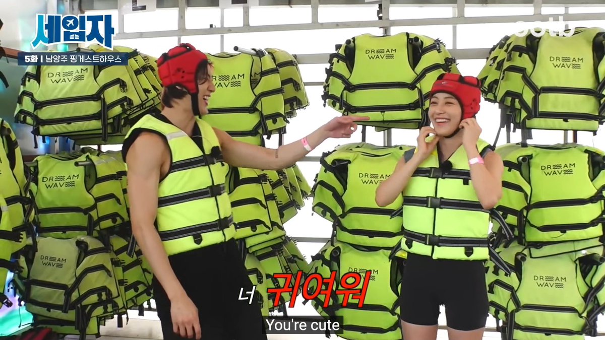 Jihyo: What should I do? I look so ugly in this headgear PD: You're cute JH: Being called cute means ugly Bambam: How about me? JH: You're cute They really joke around like siblings 😭