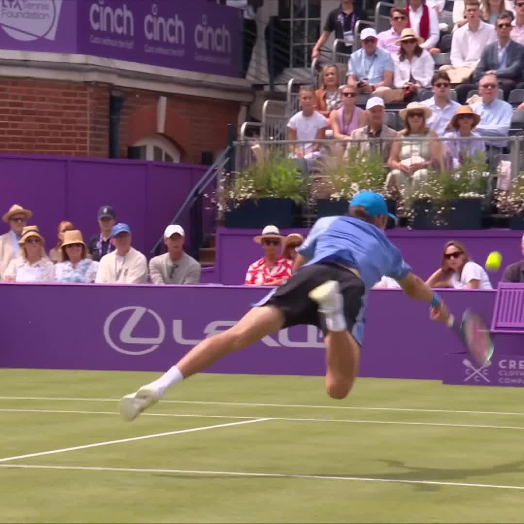 Alex de Minaur hits a sensational volley against Musetti in Queens. He dives, rolls, and lands on his feet. The ball almost spun back onto his side of the net. Thing of beauty. 🇦🇺