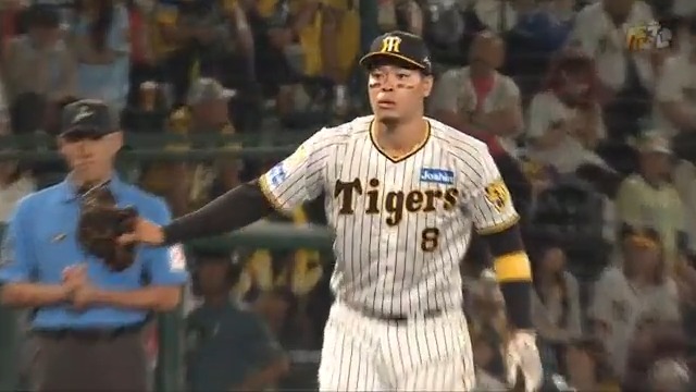 11回表、佐藤輝選手が俊敏な守備で五十幡選手のセーフティバントを阻止！ #hanshin #虎テレ #阪神タイガース #ARE_GOES_ON