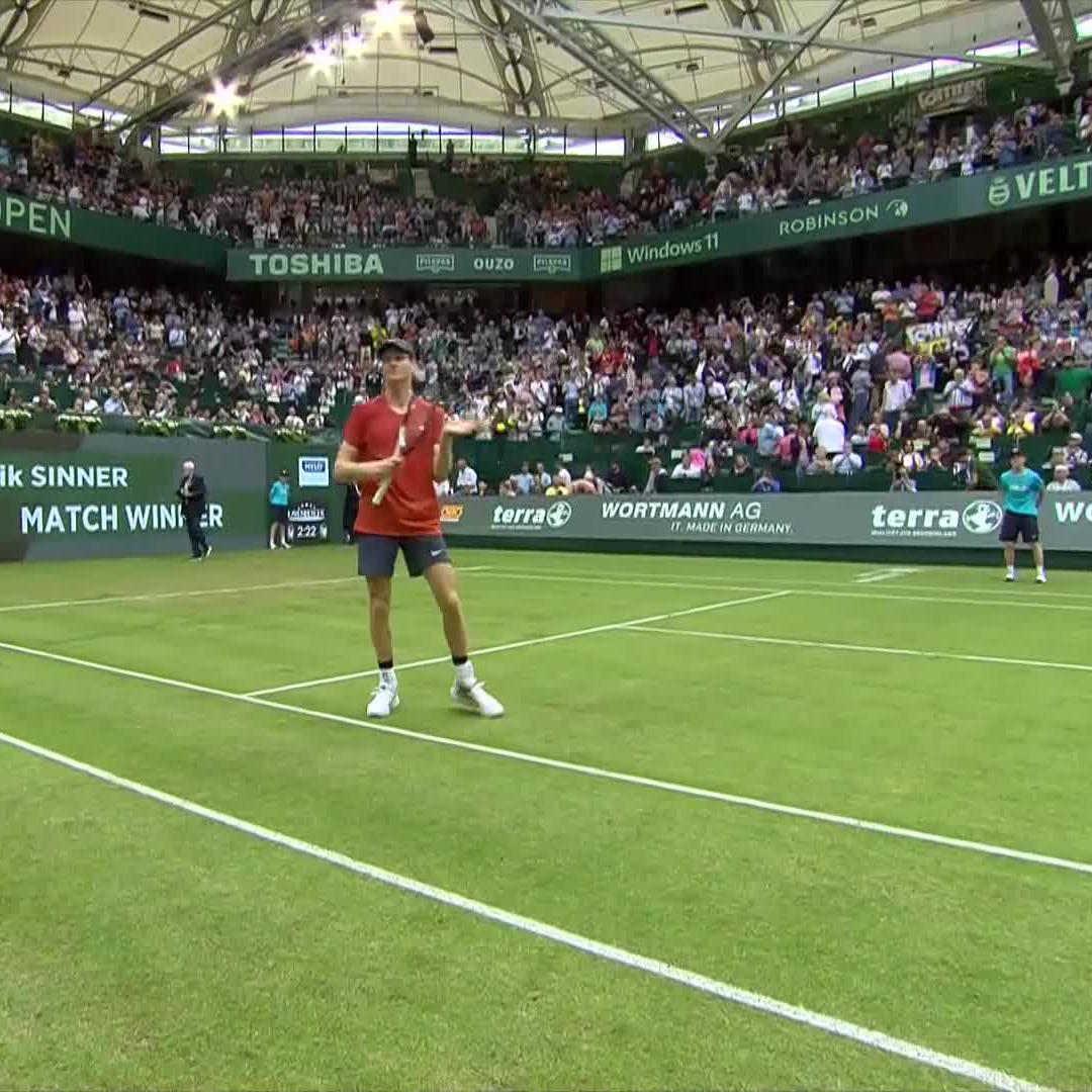 Jannik #Sinner supera Griekspoor 6-7 6-3 6-2 e mette a segno la sua prima vittoria da n.1 del mondo! 🇮🇹👏 #ATPHalle