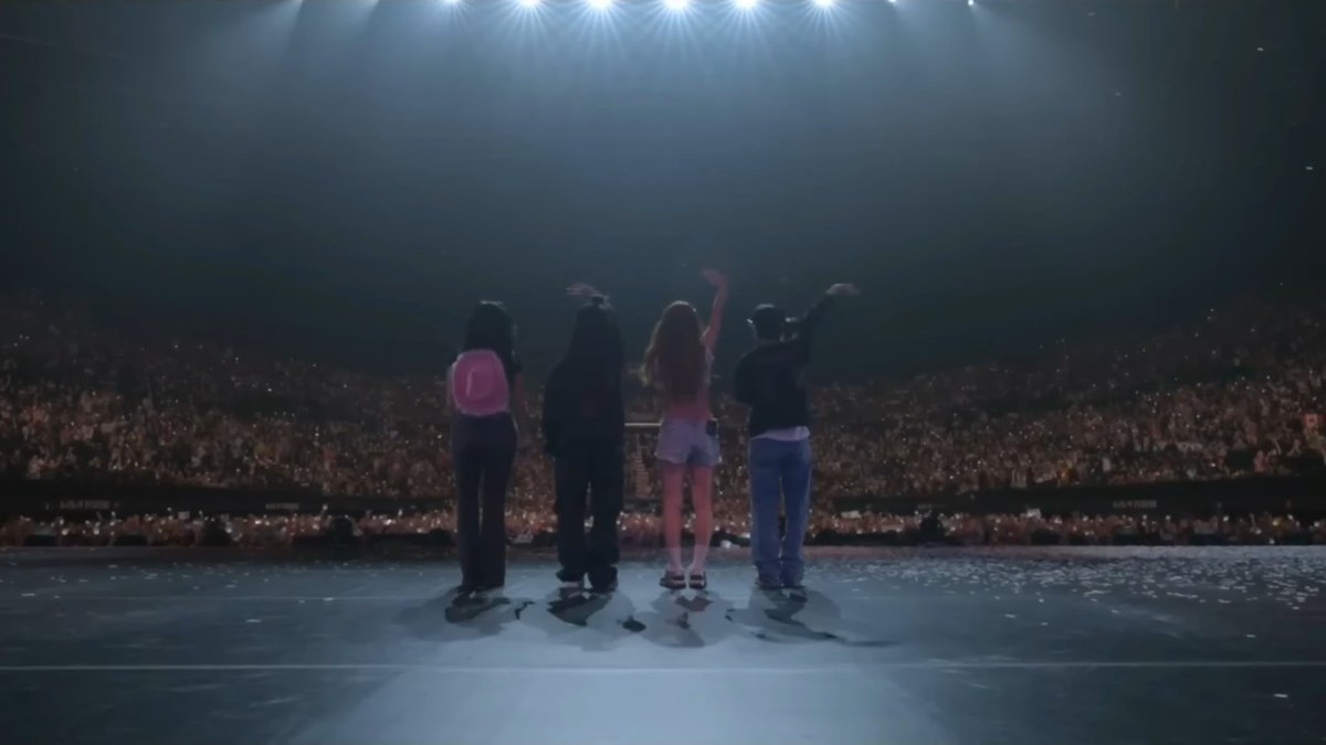 please all rise for the national anthem ✨ #10YearsWithMAMAMOO