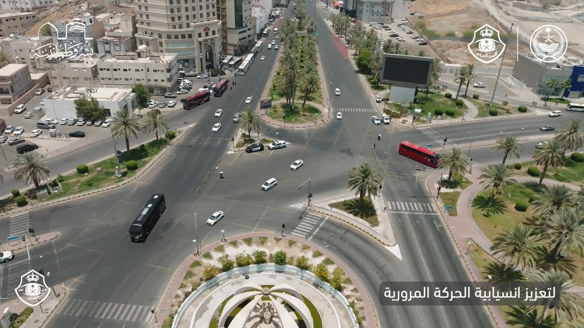 حفاظًا على انسيابية نفرة الحجيج من منى؛ يعمل #المرور_السعودي على توحيد اتجاهات الطرق المؤدية إلى الحرم المكي الشريف. #يسر_وطمأنينة
