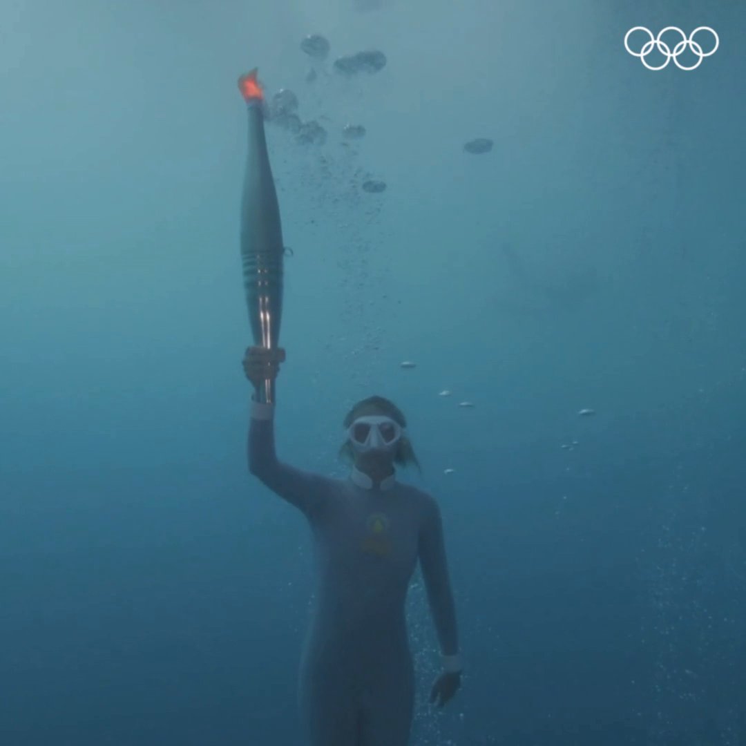 ¿Fuego debajo del agua? 👀🤔 La Llama Olímpica todo lo puede 🔥✔️ Hoy la Antorcha Olímpica fue sumergida a 20 metros de profundidad en el Mar Mediterráneo, un momento histórico en su camino a #Paris2024. 🇫🇷 #RoadToParis2024 #JuegosOlímpicos