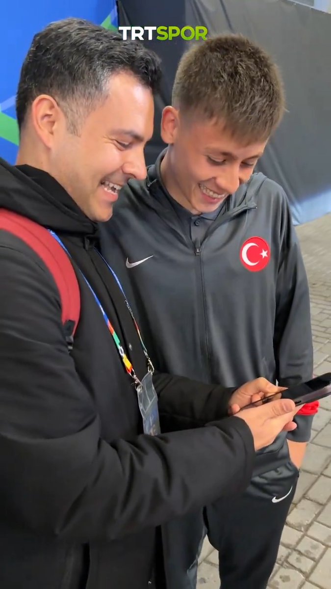 Arda Güler, Özkan Öztürk'ün anlattığı kendi golünü izliyor. 😍 ❝İnşallah böyle bağırmaya devam edersin.❞