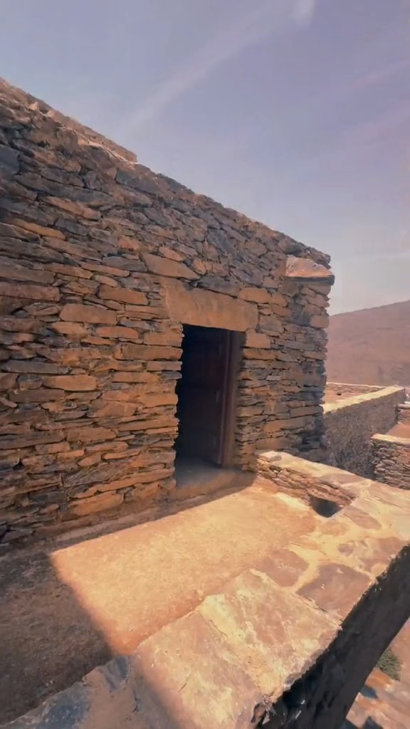 تجول في قرية ذي عين الأثرية بين المرتفعات الجبلية واستمتع بالتراث الفريد ✨ #تراها_أروق بأجوائها المميزة ☁️ TikTok 📸: t.rr86 رحلتك #تراها أجمل في السعودية: