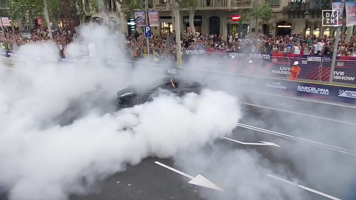 🍩🍩🍩🍩💨💨💨💨 Pedro de la Rosa se desata con un Aston Martin por las calles de Barcelona 😍 Vivimos el Road Show de la F1 GRATIS en DAZN 🔗