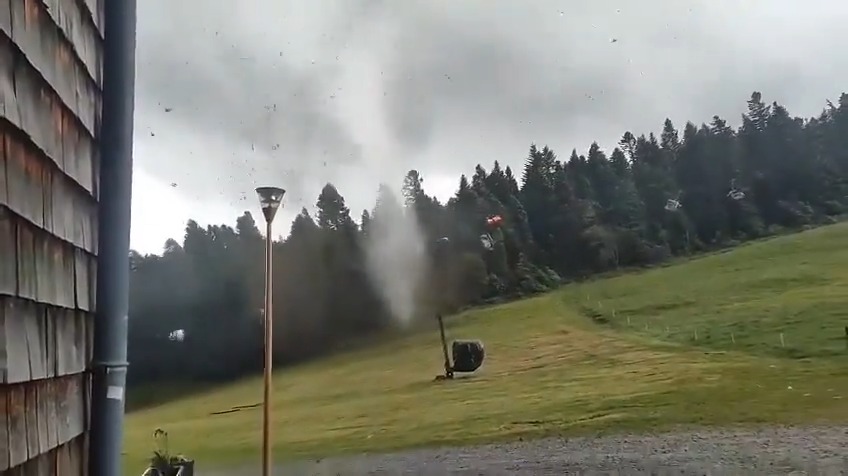 🌪️ Ce mercredi en fin d'après-midi, une brève tornade a touché Chalmazel (Loire) ! Un homme a été blessé, éjecté d'un télésiège. (© Thomas Barou via Météo42)