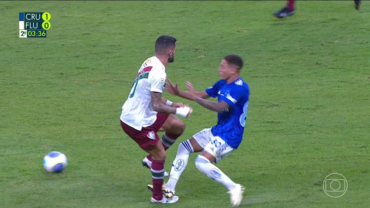 O VAR chamou pra dar pênalti no 1T, mas tapou os olhos nesse lance ✅