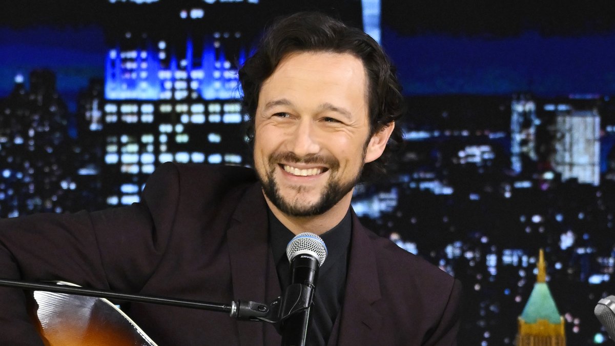 Joseph Gordon-Levitt (Joseph Gordon-Levitt) serenades his wife with a performance of Taylor Swift's “Lover” for her birthday 🩷 #FallonTonight